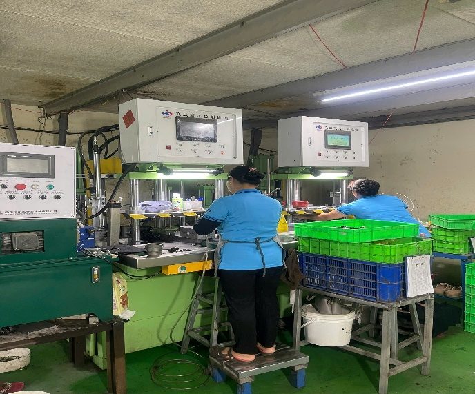 Xưởng gia công cùng công nhân vận hành