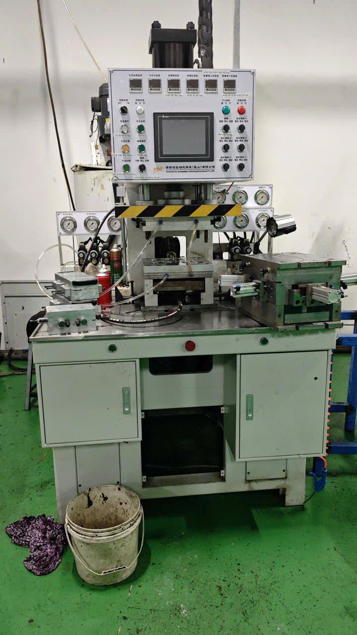 Wax injection press with die installed