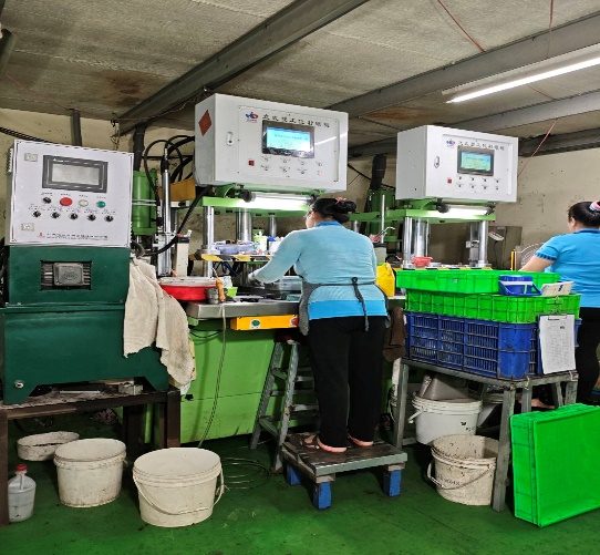 Khu ép sáp với công nhân vận hành máy ép sáp PLC